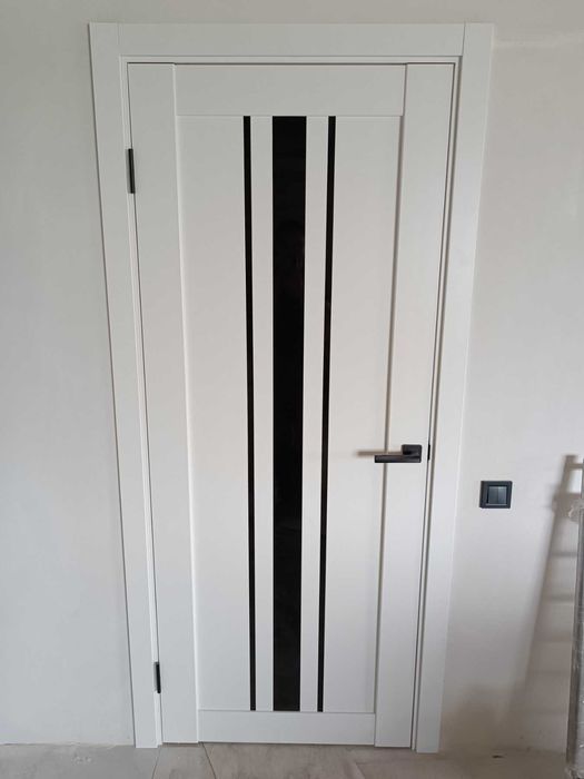 Сучасні міжкімнатні двері білі з чорним склом