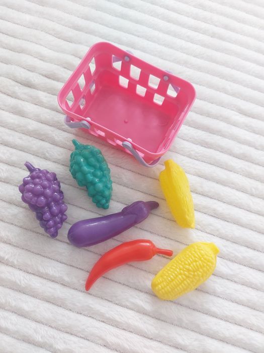 Cesto de compras com frutas e legumes