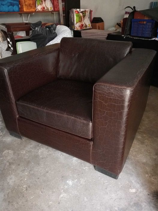 Sofá em pele castanha