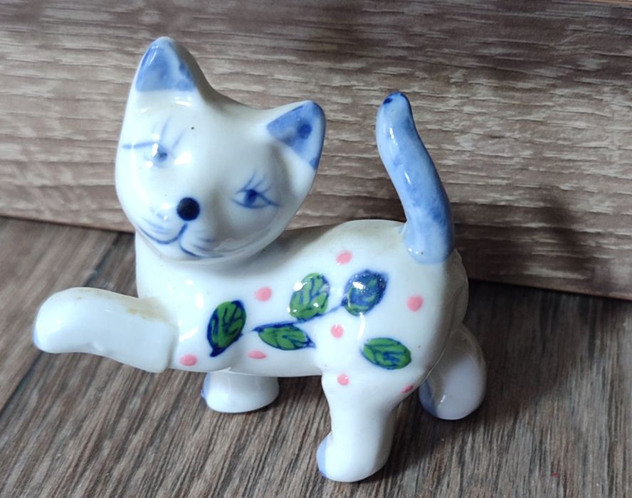 Продам фарфорового,винтржного котика