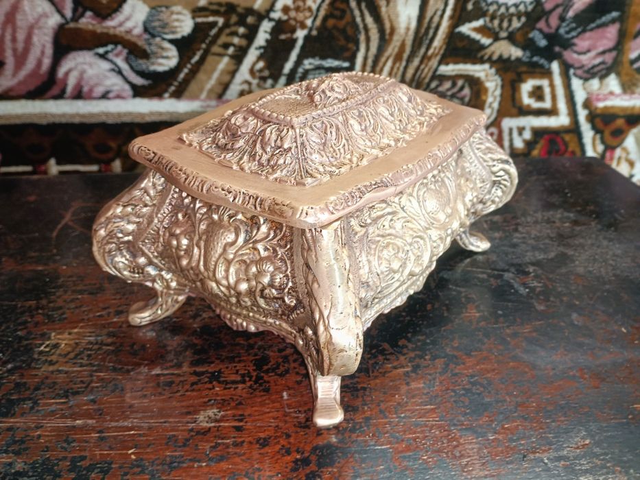 Imponente guarda-jóias antigo estilo barroco, em latão maciço, decoraç