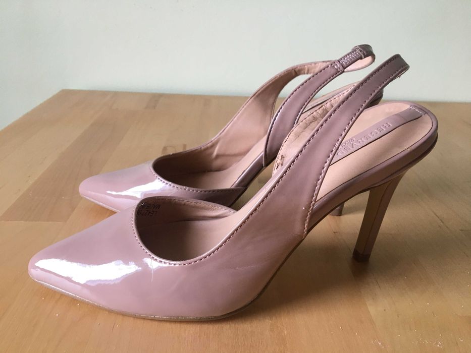 Szpilki beżowe lakierowane