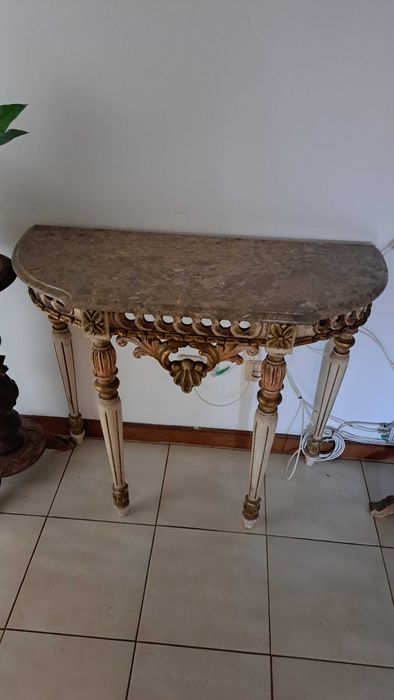 Credência com tampo mármore