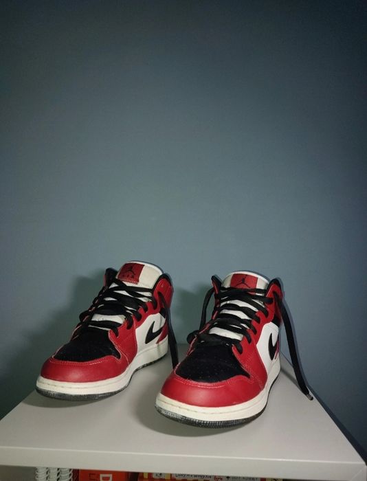 Air Jordan 1 Mid "Chicago Black Toe"