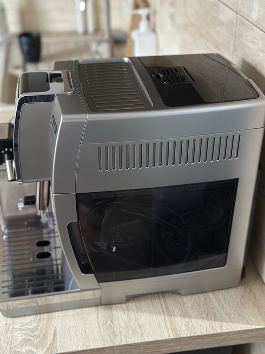 Кавомашина Delonghi Dinamica Plus стан нової, кавомолка Delonghi