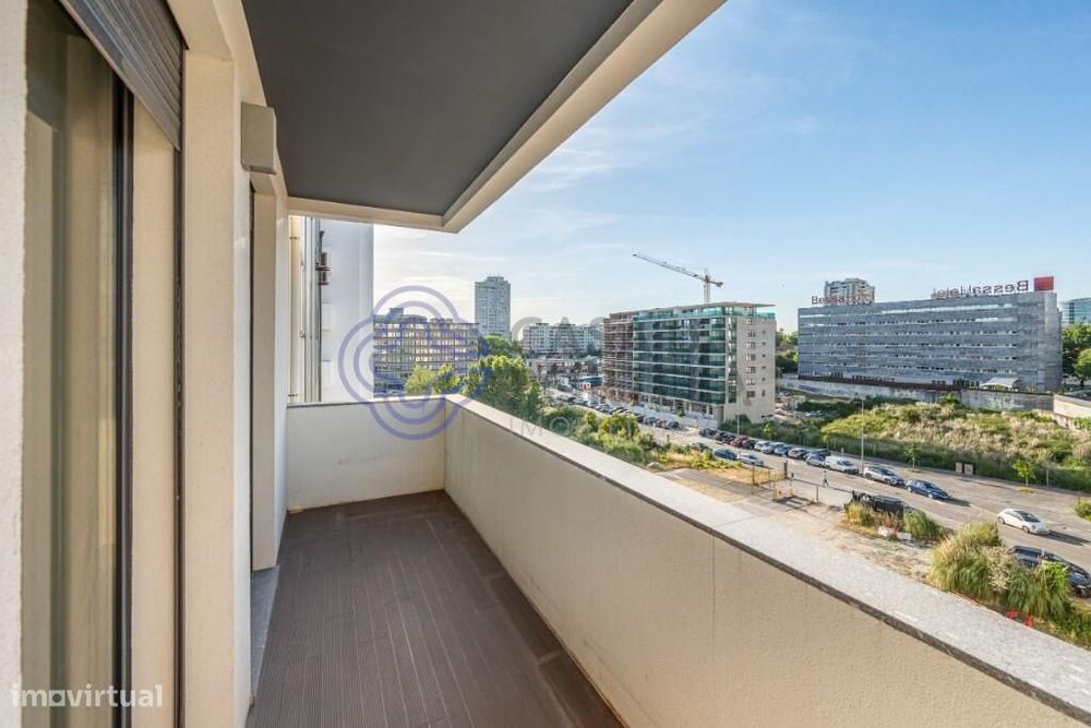 Arrendamento de T2 com garagem e varanda, na Avenida da Boavista - Foz