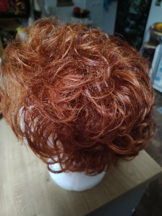 Peruka z włosów syntetycznych