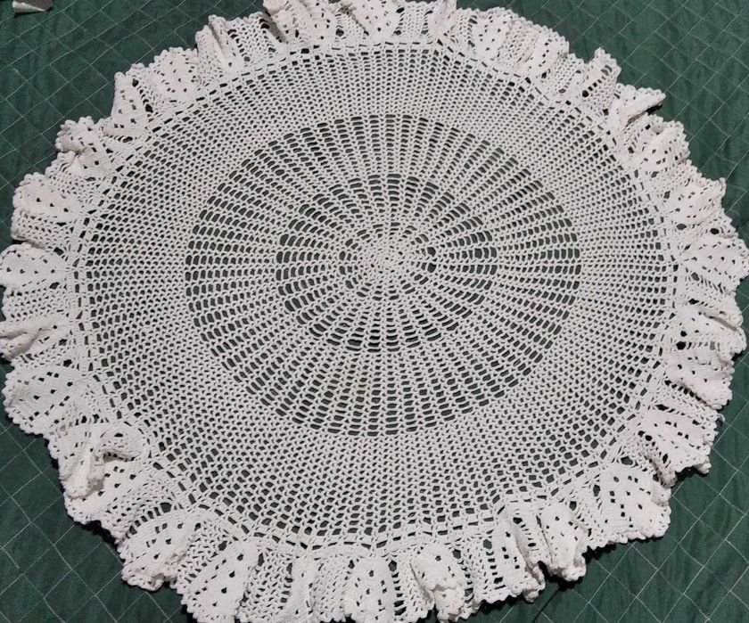 Toalhas e naperons em crochê e linho/