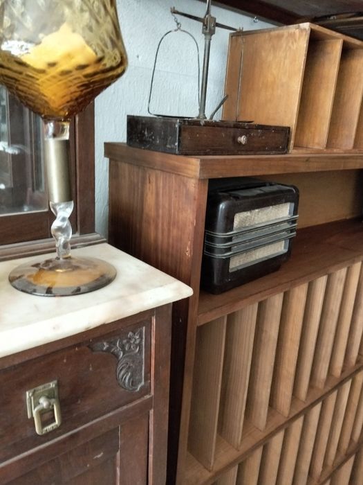 Estante vintage com arquivo