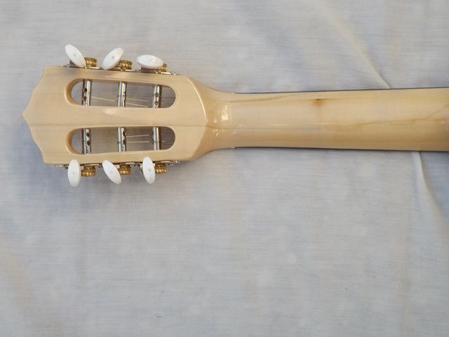 Cavaquinho 6 cordas de meio tampo