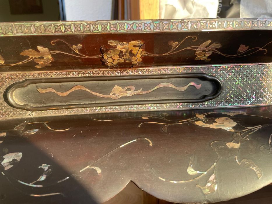 Mesa japonesa do Reino de Ryukyu com incrustacoes em madreperola com efeito tridimensional (Shibayama)