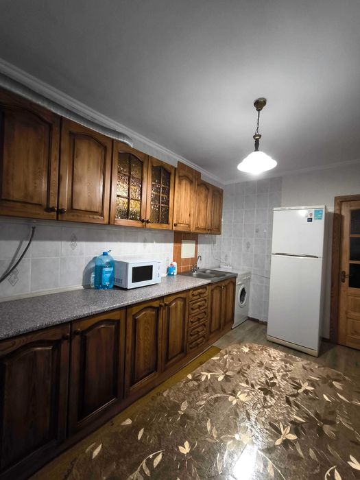 Здам простору 3-кімн квартиру з косм ремонтом у тихому центрі міста.