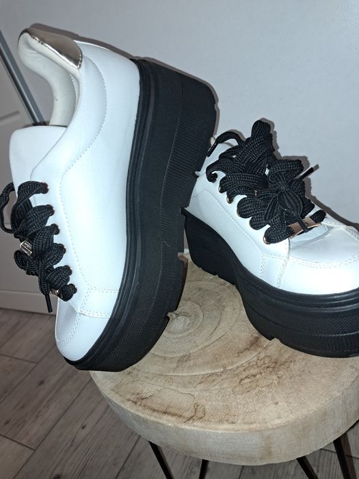 Buty białe z wysoką podeszwa r. 39