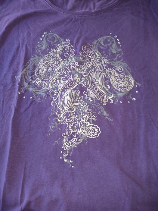 Blusa roxa e cinza