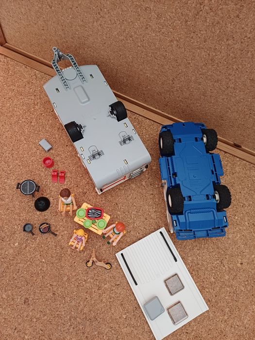 Playmobil caravana, jipe,figuras e acessórios 
Conjunto