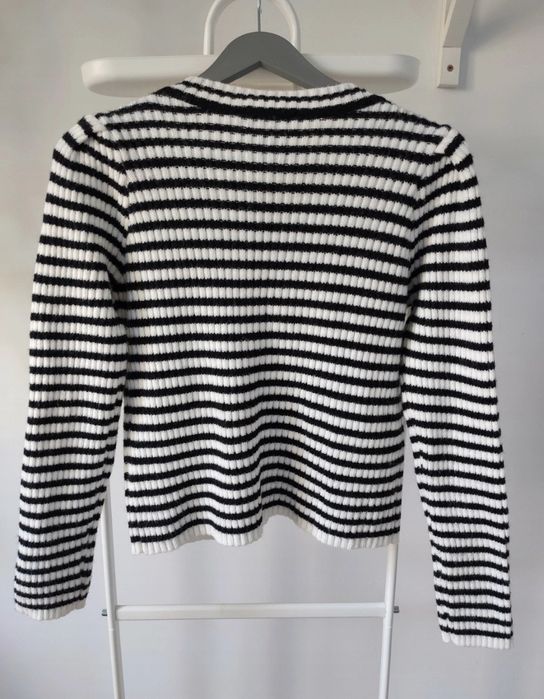 Krótki sweter w paski New Look. Piękne biżuteryjne guziki na ramionach