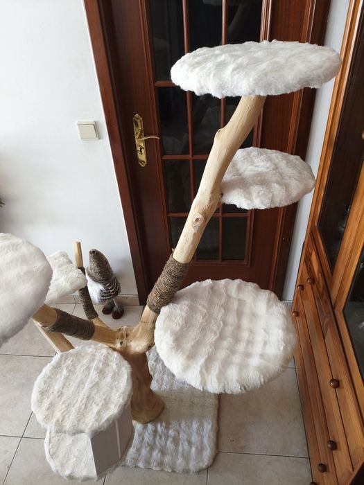 Torre de gatos com tronco em madeira - NOVO