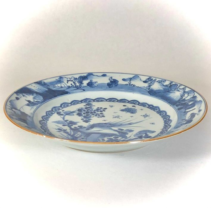 Prato de porcelana chinesa antiga, c. 1720, período Kangxi, com pavão