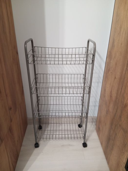 Stojak półka na ubrania na kółkach