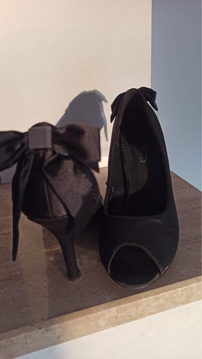 Czarne szpilki z kokardką