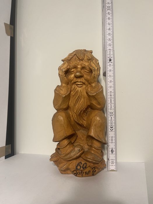 Figura drewniana siedząca