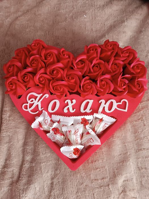 Солодкий подарунок до Дня Валентина з цукерками та трояндами