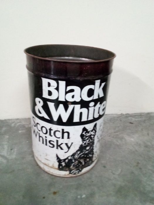 Black y white - raro balde chapa publicitario