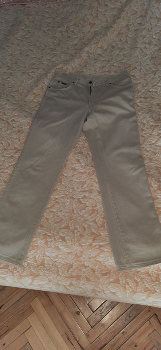 Джинсы б/у Wrangler белые.