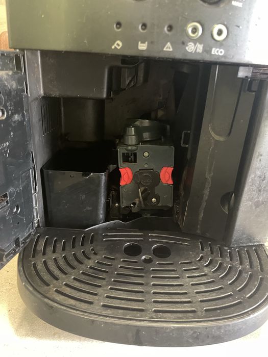 Ekspres ciśnieniowy De Longhi ESAM 4000 magnifica 1450W 15bar