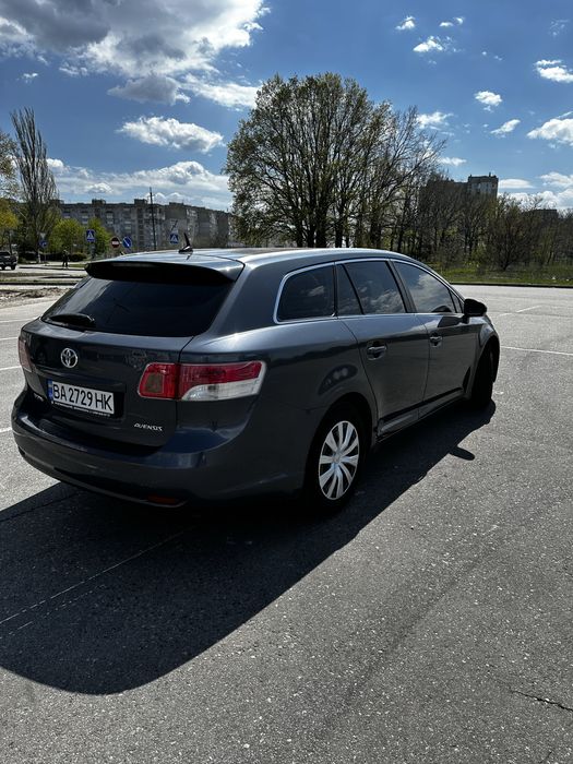 Toyota Avensis 1.8 бензин