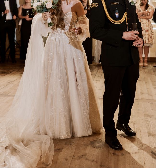 Przepiękna błyszcząca suknia ślubna