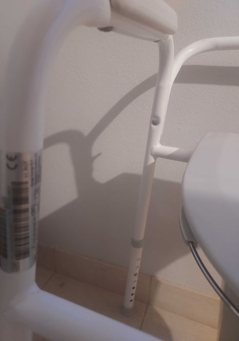 Cadeira sanitária / Alteador de sanita Invacare Styxo 2 – 3 em 1 - Como novo