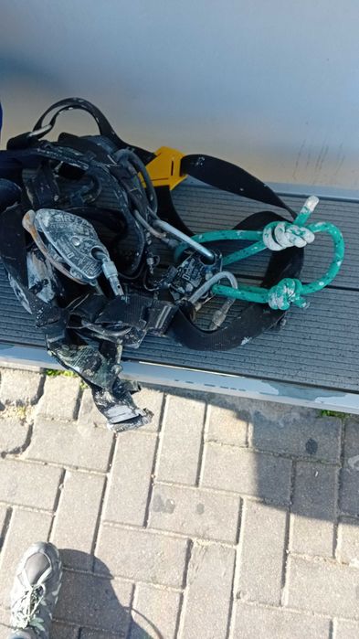 Equipamento de rapell com peça de travamento e peça de dechida