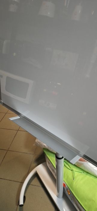 Mobilna tablica suchościeralna flipchart.