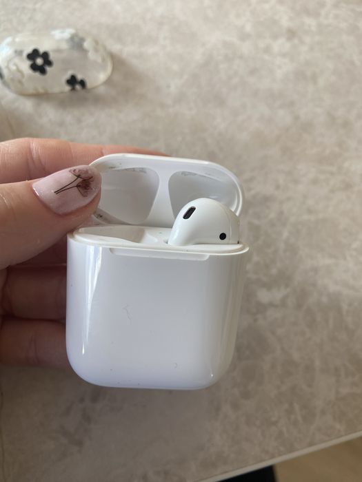 Airpods 2 generacji z jedną sluchawką (prawa)
