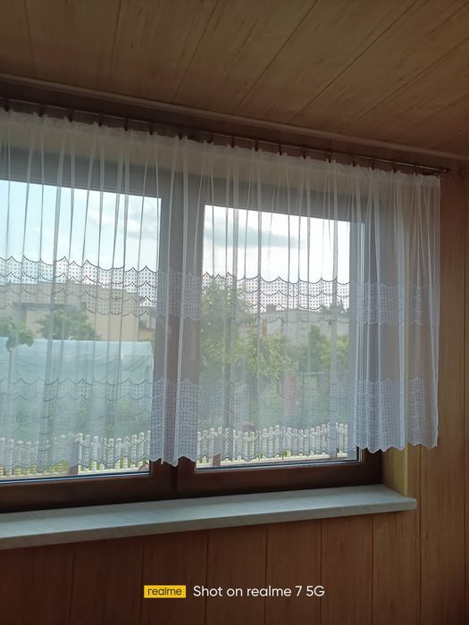 Sprzedam dwie firanki  z haftem