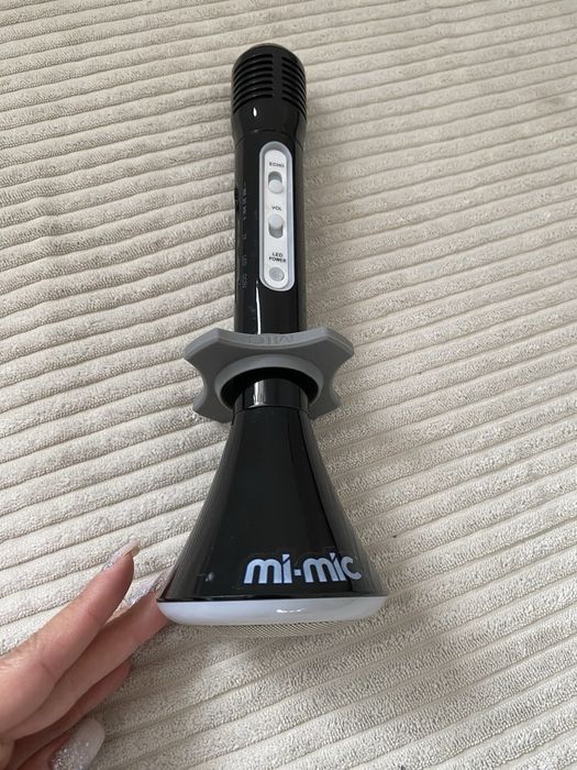 Mikrofon karaoke z głośnikiem