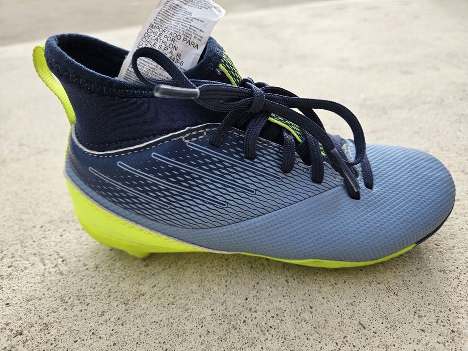 Chuteiras de futebol e botas T30 semi novas para criança.
