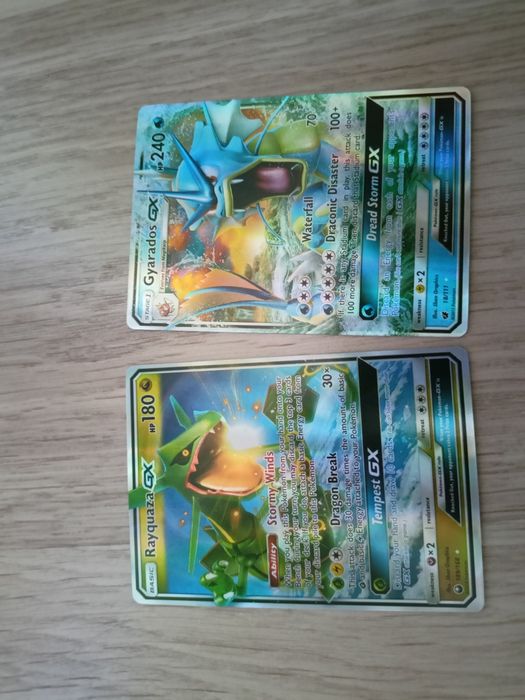 Dwie karty kolekcjonerskie Pokemon Gyarados i Rayqaza