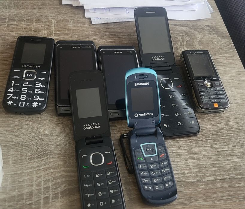 Telefony stare z klapką i bez