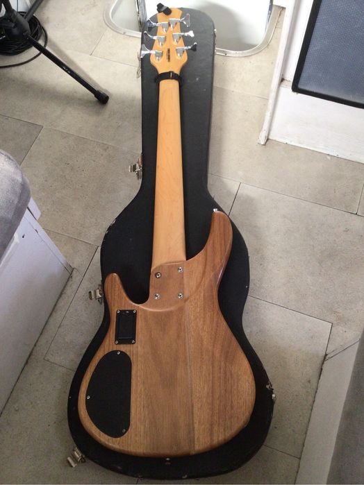 Baixo 6 cordas activo