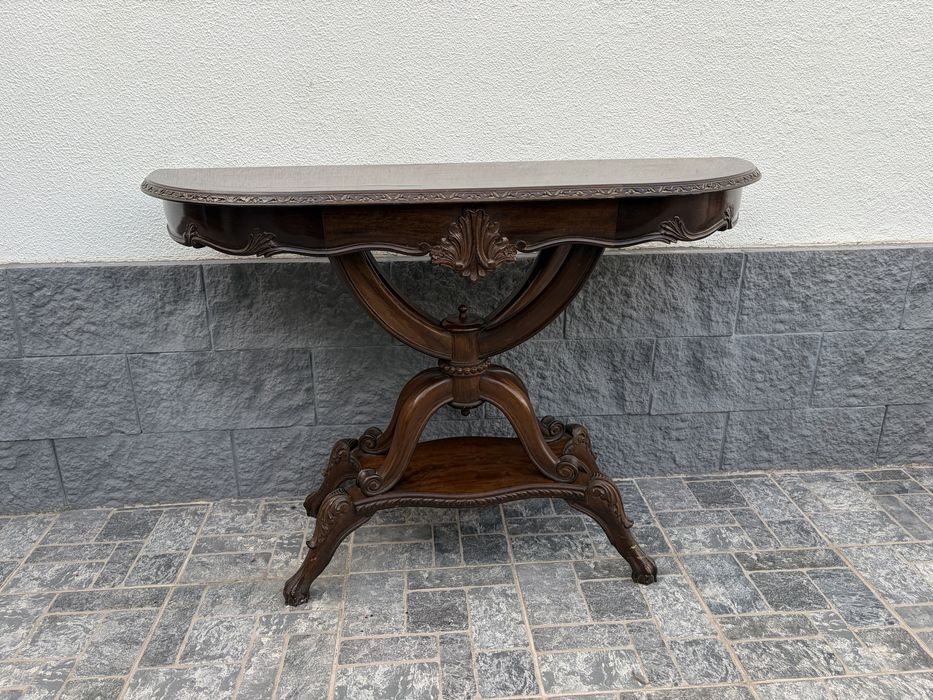 Consola Meia-Lua (Demilune) em Madeira com Entalhes Clássicos