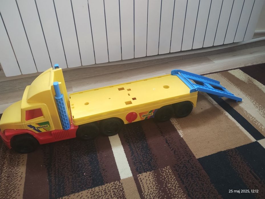 Zestaw dwóch  dużych samochodów Wader