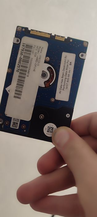 Два жорстких диска від ноутбука HGST 1тб і 500 гіг