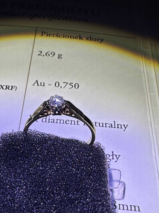 Złoty pierścionek z diamentem