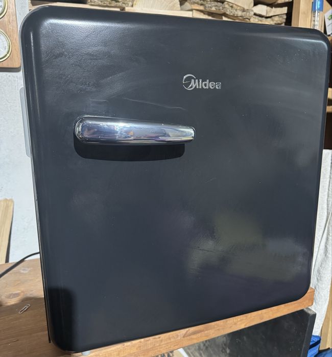 Продам мини холодильник Midea 47л.