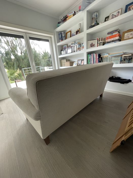 Sofá cor beje clara