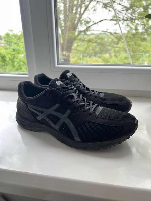 Кросівки asics.