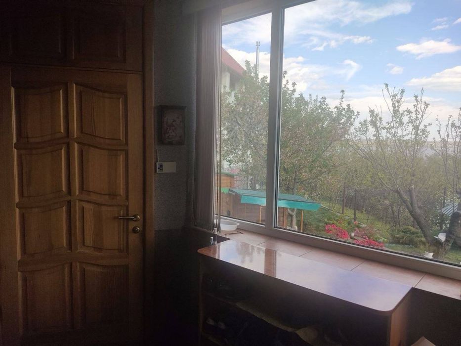 Купите добротный дом в Ямбурге/Днепровое с красивым видом на Днепр