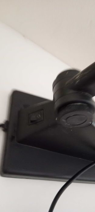 Candeeiro de secretária preto, articulado, com lâmpada.